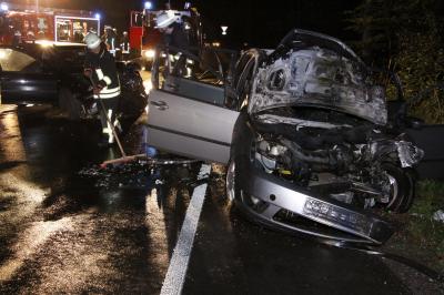 Pkw kollidieren und gehen in Flammen auf bei Engelsbrand